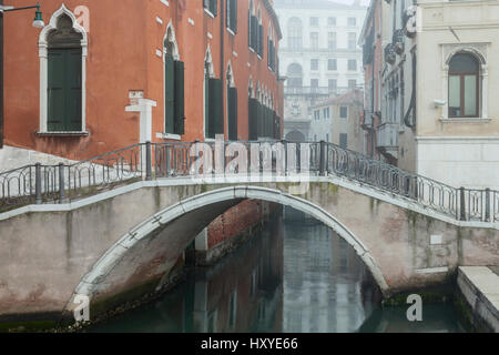 Nebligen Morgen im Sestiere Dorsoduro, Venedig, Italien. Stockfoto