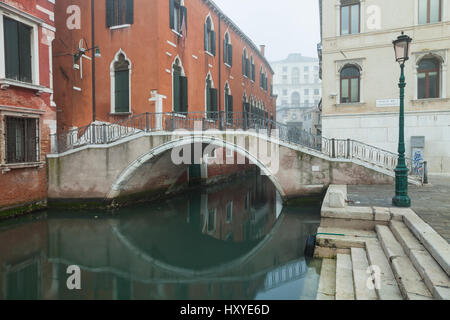 Nebligen Morgen im Sestiere Dorsoduro, Venedig, Italien. Stockfoto