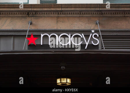 Macys Kaufhaus Zeichen im Herald Square Flaggschiff Lage in Midtown Manhattan in New York. Macys im Jahr 2015 wurde das größte US-Kaufhaus Stockfoto