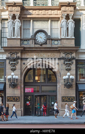 Macys Kaufhaus Eingang mit Menschen im Herald Square Flaggschiff Lage in Midtown Manhattan in New York. Stockfoto