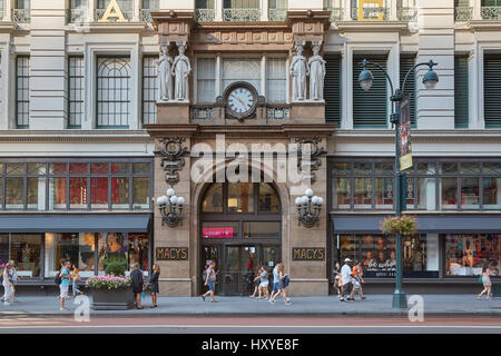 Macys Kaufhaus Eingang mit Menschen im Herald Square Flaggschiff Lage in Midtown Manhattan in New York. Stockfoto