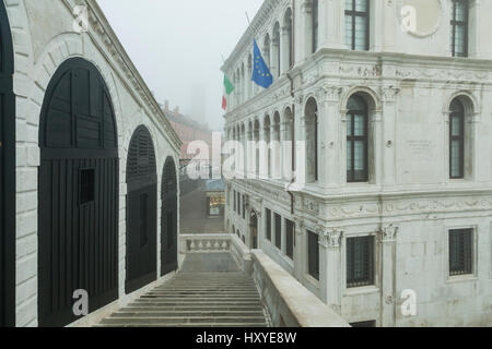 Nebeliger Morgen auf Rialto Bridge, Venedig, Italien. Mit Blick auf San Polo Bezirk. Stockfoto