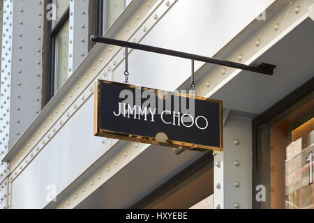 Jimmy Choo Ladenschild in Greene Street, Soho an einem sonnigen Tag in New York Stockfoto