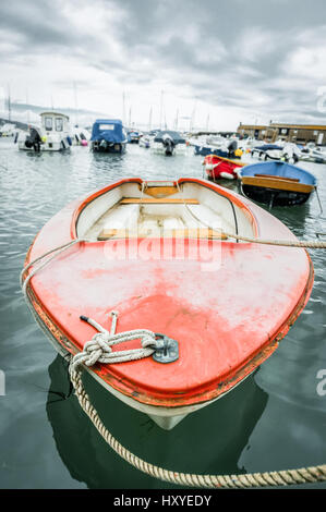 Auszug aus einem kleinen Boot in einen belebten Hafen Stockfoto