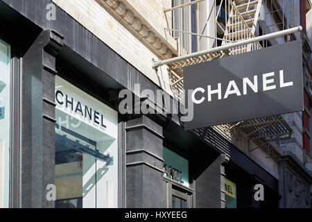 Chanel-Shop Zeichen und Fenster Außenansicht in 139 Spring Street, Soho an einem sonnigen Tag am 7. September 2016 in New York. Chanel ist ein Stockfoto