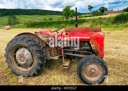 Traktor und Stroh Ballen, North York Moors, Yorkshire, England, UK Stockfoto