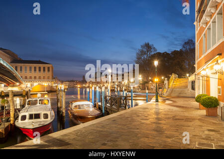 Morgendämmerung am Canal Grande in Venedig, Italien. Sestiere Santa Croce. Stockfoto