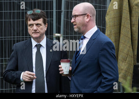 London UK. 29. März 2017. UKIP Leader Paul Nuttall (r) und Europaabgeordnete Gerard Batten erwarten Theresa Mays Ankündigung, dass Art. 50 ausgelöst wurde. Stockfoto