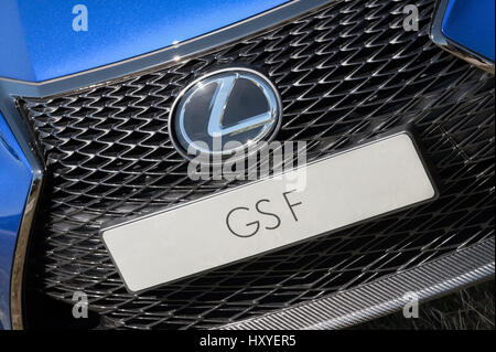 Laverstoke, Hampshire, UK - 25. August 2016: Nahaufnahme eines Showrooms auto Kühlergrill und Registrierung Platte auf ein Lexus GSF Modellfahrzeug. Stockfoto