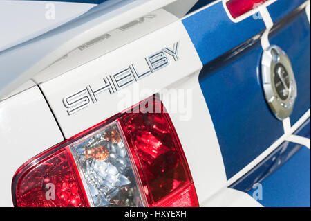 Rushmoor, UK - 25. März 2016: Fahrzeug Abzeichen Nahaufnahme ein Ford Mustang Shelby GT500-Muscle-Car. Stockfoto