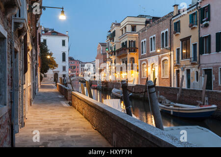 Nacht fällt auf einen Kanal im Sestiere Dorsoduro, Venedig, Italien. Stockfoto