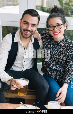 Porträt eines jungen süß stilvollen Paares in einer bar Stockfoto