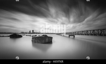 Verlassene konkrete Binnenschiffe, Erith zu erreichen, Themse, in der Nähe von Rainham Stockfoto