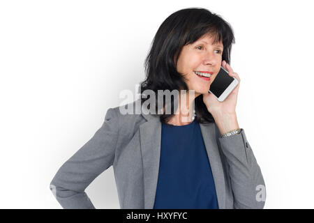 Lächelnde Glück Handy reden Portrait Frau Stockfoto