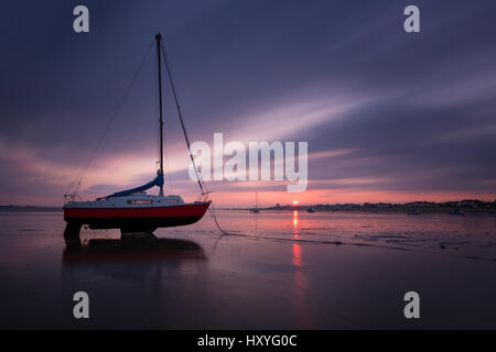 Segelboot in einen Sonnenuntergang am Southend auf Meer, Langzeitbelichtung Stockfoto