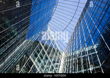 Baum Drahtskulpturen und Bürogebäude. Canary Wharf. London Stockfoto