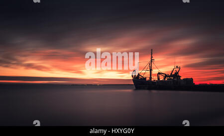 Fischerboot am Leigh auf Meer, Sonnenuntergang, Langzeitbelichtung, Essex Stockfoto