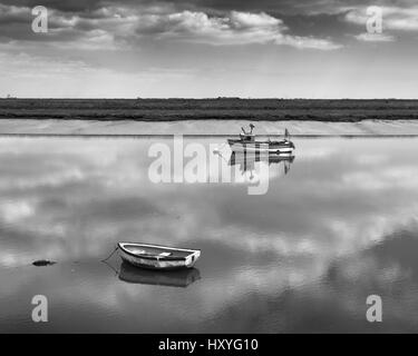 Boote in ruhigem Wasser, Reflexionen an Barling magna Stockfoto