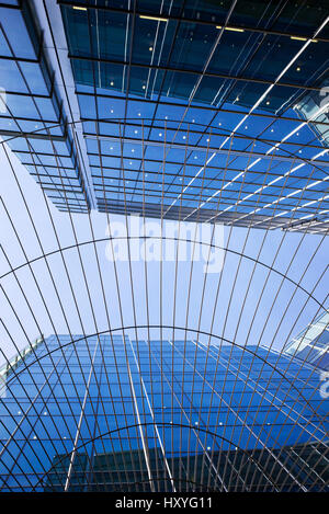 Baum Drahtskulpturen und Bürogebäude. Canary Wharf. London Stockfoto