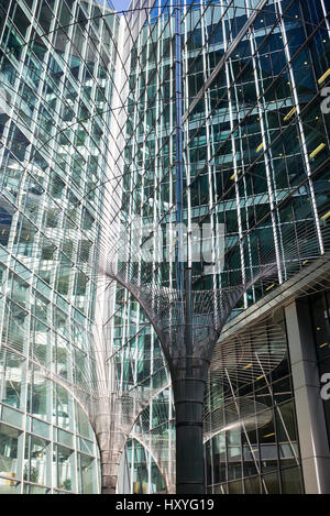 Baum Drahtskulpturen und Bürogebäude. Canary Wharf. London Stockfoto