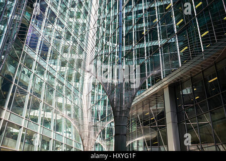 Baum Drahtskulpturen und Bürogebäude. Canary Wharf. London Stockfoto