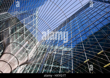 Baum Drahtskulpturen und Bürogebäude. Canary Wharf. London Stockfoto