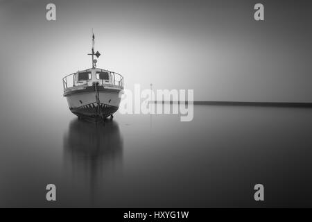 Boot in Ebbe Langzeitbelichtung mit Nebel Stockfoto