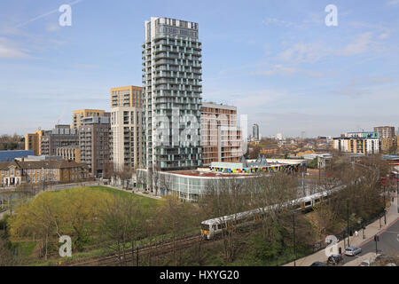 Grobe Sicht auf Lewisham Stadtzentrum, Südost-London, UK, zeigen neue Wohnanlage, Sportzentrum, Eisenbahn und gyratory System. Stockfoto