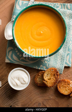 Kürbis-Suppe in eine Schüssel mit Kokos-Creme und gebratenem Brot-Croutons mit Sesam Stockfoto