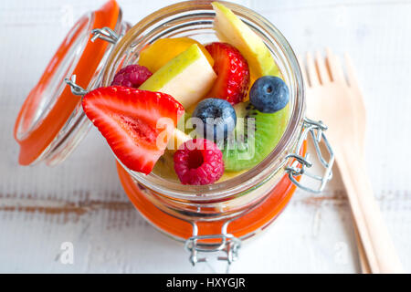 Schöne und bunte frischer Fruchtsalat in kleinen Gläsern zum mitnehmen Stockfoto