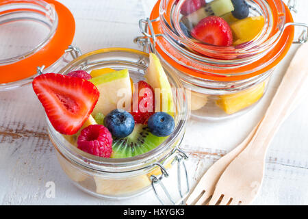 Schöne und bunte frischer Fruchtsalat in kleinen Gläsern zum mitnehmen Stockfoto