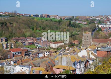 Blick von Osten Hügel über der Altstadt von Hastings in East Sussex, England. Stockfoto