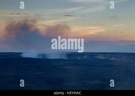 Vulkanische Dampf steigt aus dem Halemaumau Crater auf Kilauea in Hawaii Volcanoes National Park auf Big Island, Hawaii, USA. Stockfoto