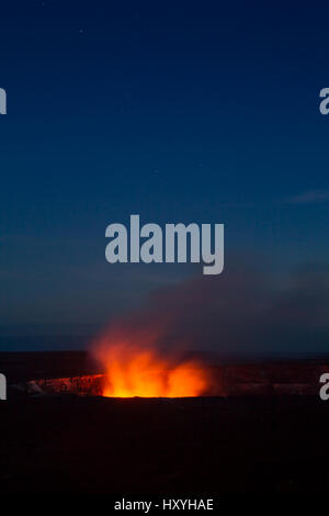 Einer aktiven Lavasee im Inneren des Halemaumau Crater auf Kilauea beleuchtet vulkanischen Dampf aufsteigen vor den Nachthimmel auf Big Island, Hawaii, USA. Stockfoto