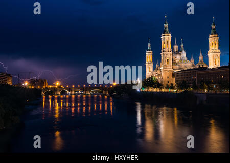 Basilika unserer lieben Frau von der Säule und dem Fluss Ebro, Zaragoza, Aragon, Spanien. Beleuchtung-Sturm Stockfoto