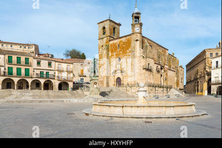 Plaza Mayor in Trujillo. St. Martins Kirche und Freiheitsstatue Fransisco Pisarro. Trujillo. Spanien Stockfoto