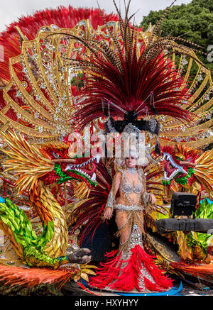 Frau in aufwendigen Kostüm auf enorme dekorierten Schwimmer in Teneriffa Karneval parade Stockfoto