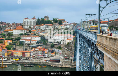 Portugal, Region Norte, Porto, eine Straßenbahn kreuzt die ikonische Dom Luis ich Doppel-gedeckten Metall-Bogenbrücke über den Fluss Douro, Porto und Vila No verbinden Stockfoto