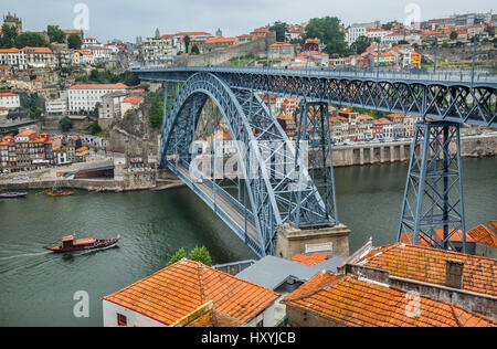 Region Norte, Portugal, Porto, Blick auf den berühmten Dom Luis I Doppel-gedeckten Metall Brücke über den Fluss Douro, verbindet Porto und Vila Nova de G Stockfoto