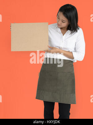 Frau mit Kork Board Kopie Raumkonzept Stockfoto