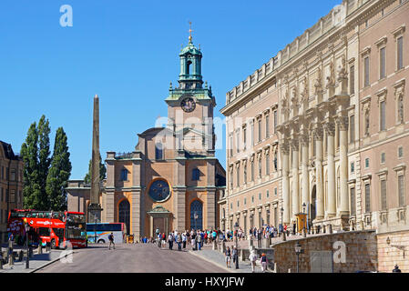 Gamla Stan (Altstadt) Glockenturm der Grote Kerk (Storkyrkan) mit dem königlichen Palast auf der rechten Seite in Stockholm, Schweden. Stockfoto
