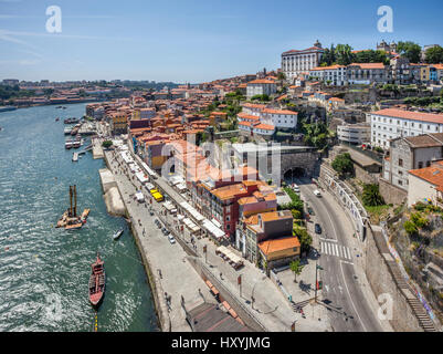 Portugal, Region Norte, Porto, Ansicht von Cais da Ribeira und Ribeira Tunnel im historischen Teil von Porto am Ufer des Douro-Fluss Stockfoto