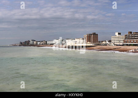 Worthing Strand Pier und Geschäfte Stockfoto