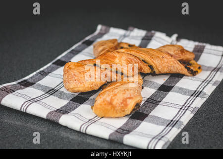 köstliche Schokolade dreht sich auf einer schwarzen und weißen Serviette Stockfoto