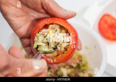 Gefüllte Tomaten Zubereitung: die entleerten Tomaten Füllung Stockfoto