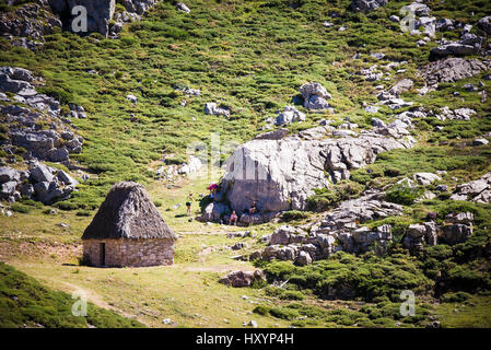 Stein-Hütte mit Strohdach im Saliencia-Tal. Somiedo, Fürstentum Asturien, Spanien, Europa Stockfoto