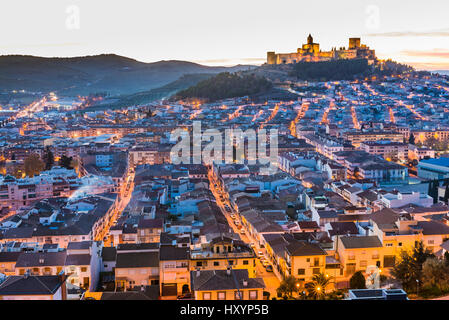 Stadtbild mit Festung von La Mota auf Hügel in Alcalá la Real bei Sonnenuntergang. Alcalá la Real, Jaén, Andalusien, Spanien, Europa Stockfoto