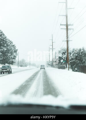 Sicht des Fahrers auf einer verschneiten Straße in einer Stadt. Im Winter 2016 in Boise, Idaho, USA. Stockfoto