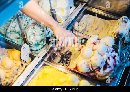 Hand schöpfen Eis in eine Eisdiele Stockfoto