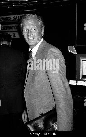 EX-NYC Bürgermeister JOHN LINDSAY kümmert sich eine Broadway-Show auf den Kreis in der Square Theatre, New York City.  Dezember 1981 Kredit alle Verwendungen © RTMcbride / MediaPunch Stockfoto